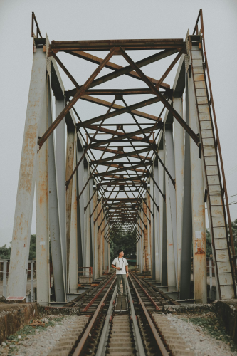 Cầu Long Biên, Long Bien Bridge, Hà Nội, Hanoi, người đàn ông, man, gỉ sét, rusty - Nguyen Hung