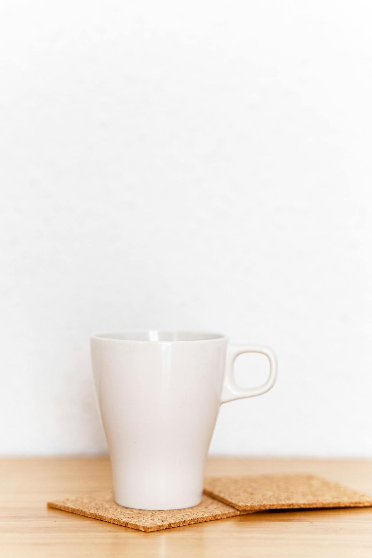 Cốc sứ, ceramic mug, white, trắng, coaster, lót ly, minimalism, tối giản -  Anna Nekrashevich 1