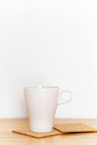 Cốc sứ, ceramic mug, white, trắng, coaster, lót ly, minimalism, tối giản -  Anna Nekrashevich 1