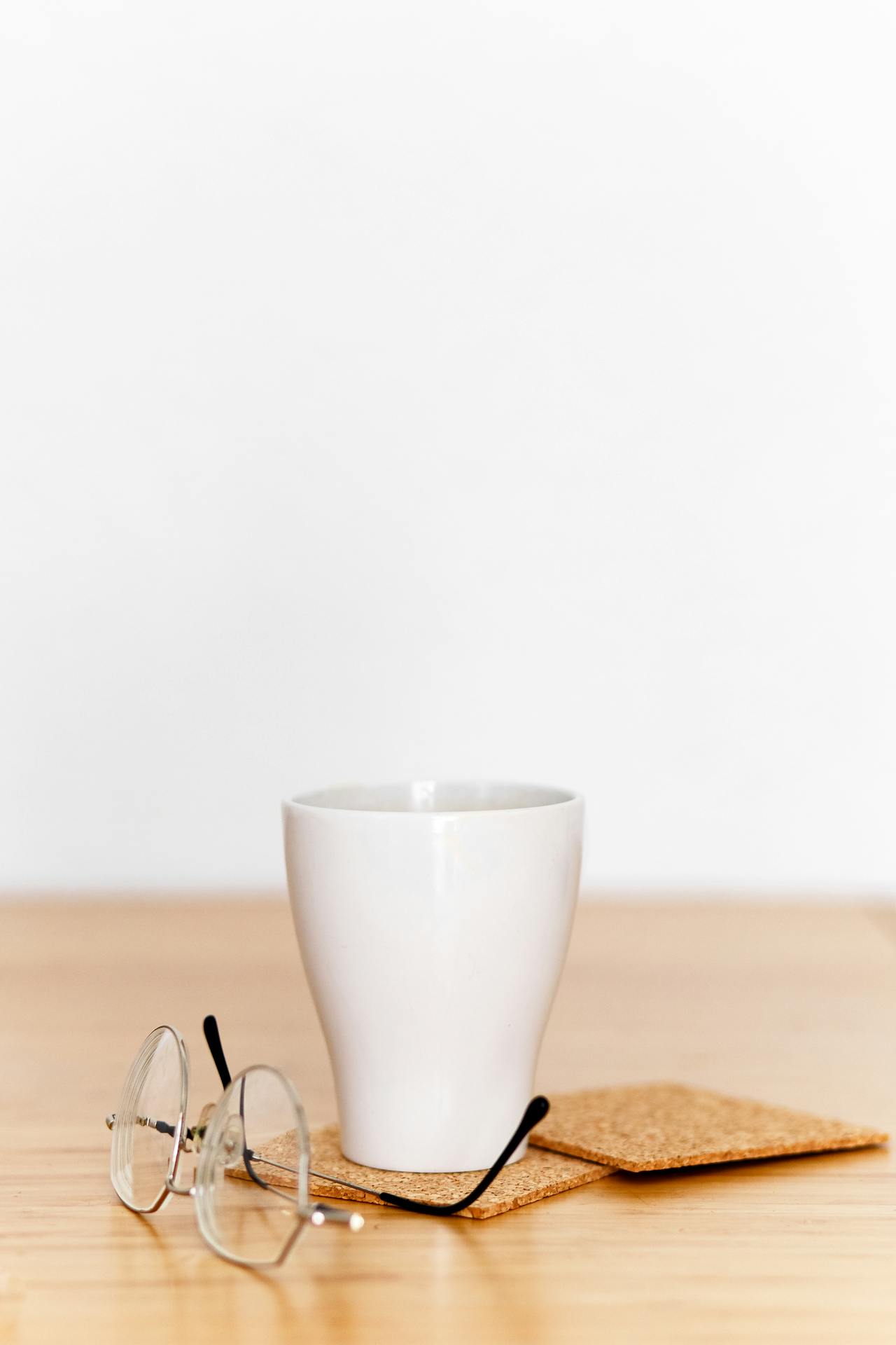 Cốc sứ, ceramic mug, mắt kính, white, trắng, coaster, lót ly, minimalism, tối giản -  Anna Nekrashevich