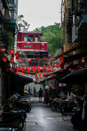 Tàu hỏa, train, Vietnam, cờ việt nam, Vietnam flag, xe máy, motorbike, người, people - Nguyen Ngoc Tien