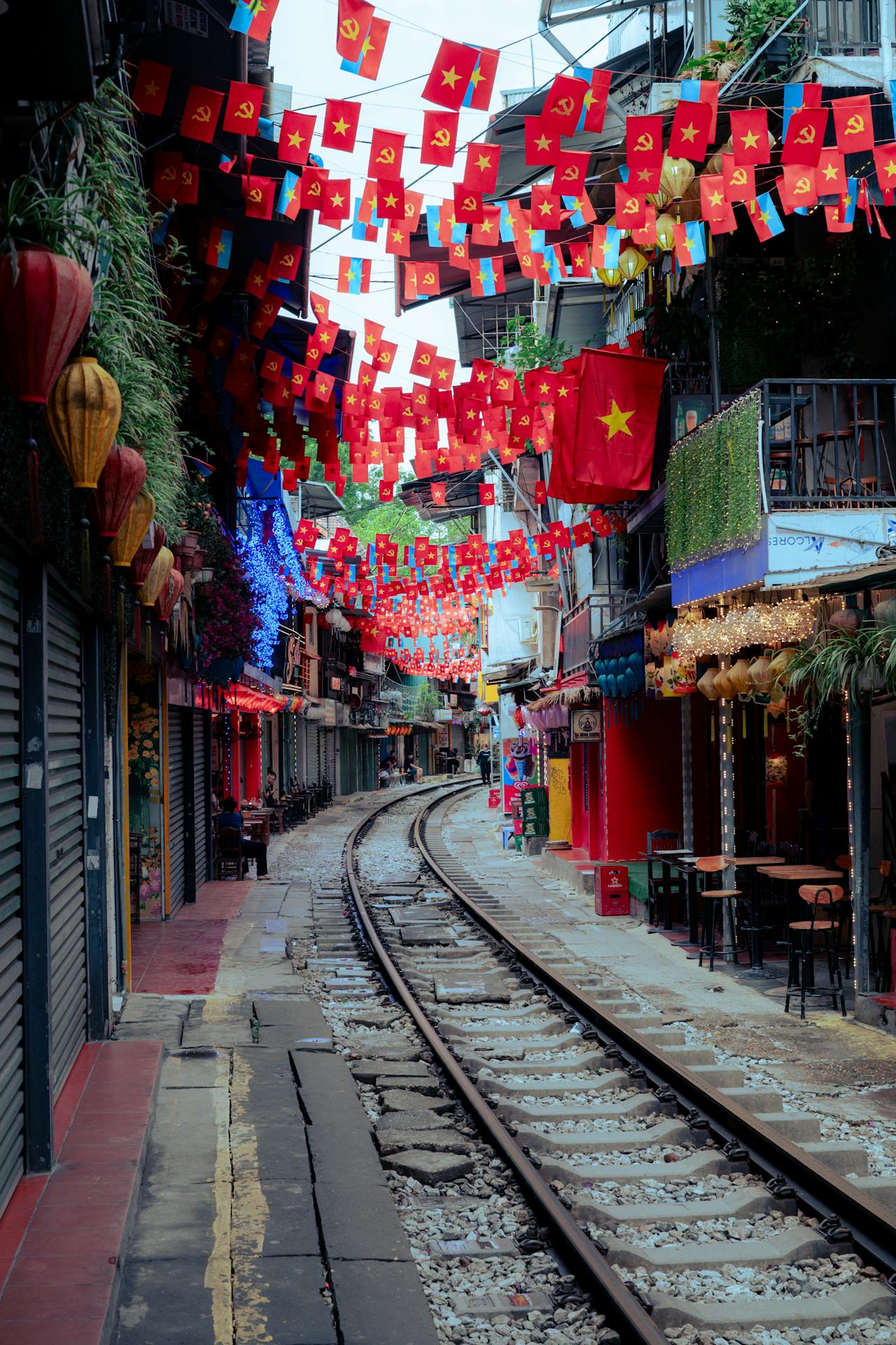 Lá cờ Việt nam, flag, Hà Nội, khung cảnh Việt, đường ray xe lửa, lễ hội, Việt Nam, railway, festival - Nguyenngoctien 1