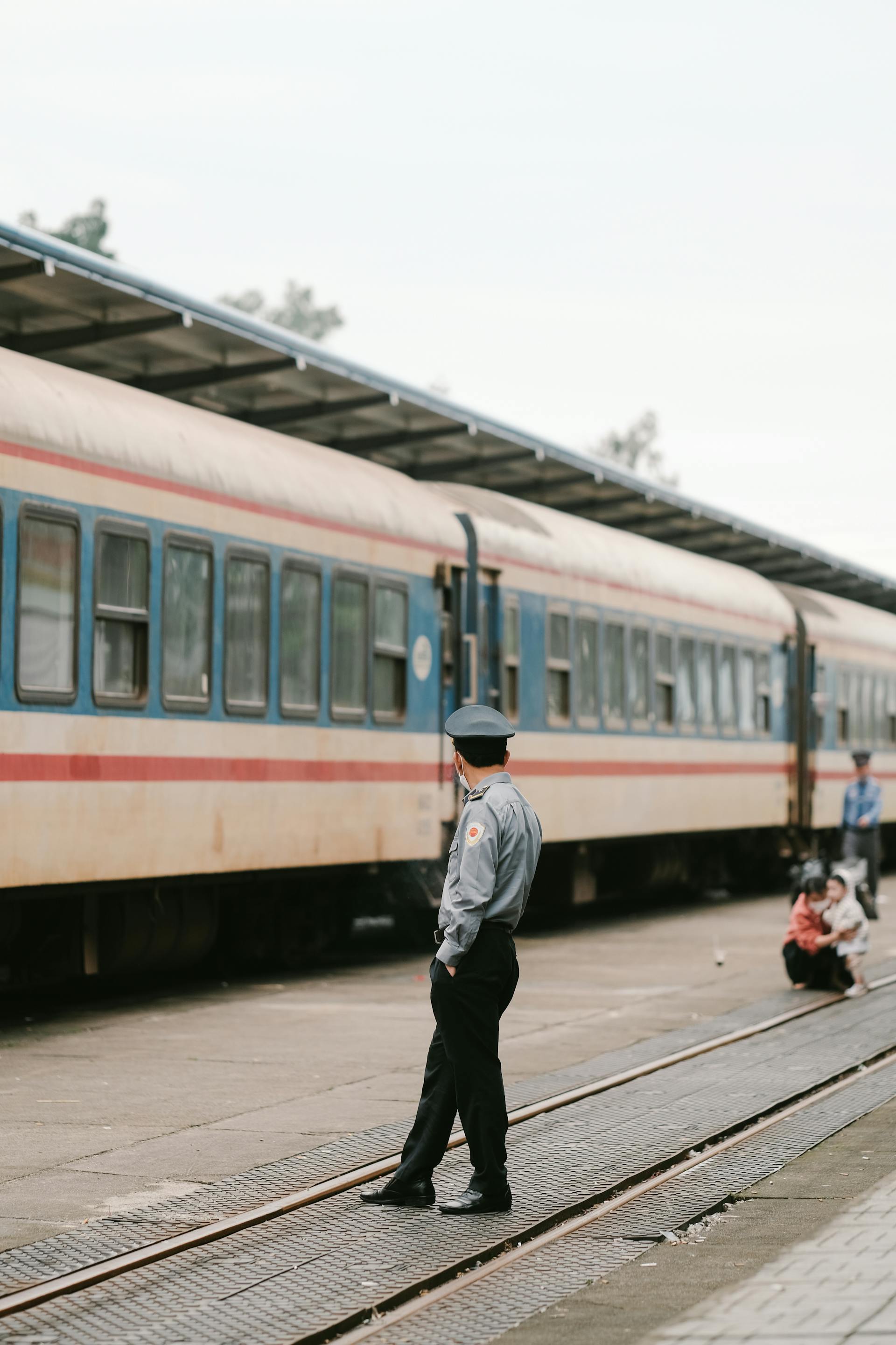Tàu hỏa, train, Vietnam, đường ray, railway, ga xe lửa, train station, hành khách, passenger, nhân viên, staff - Pew Nguyen 3