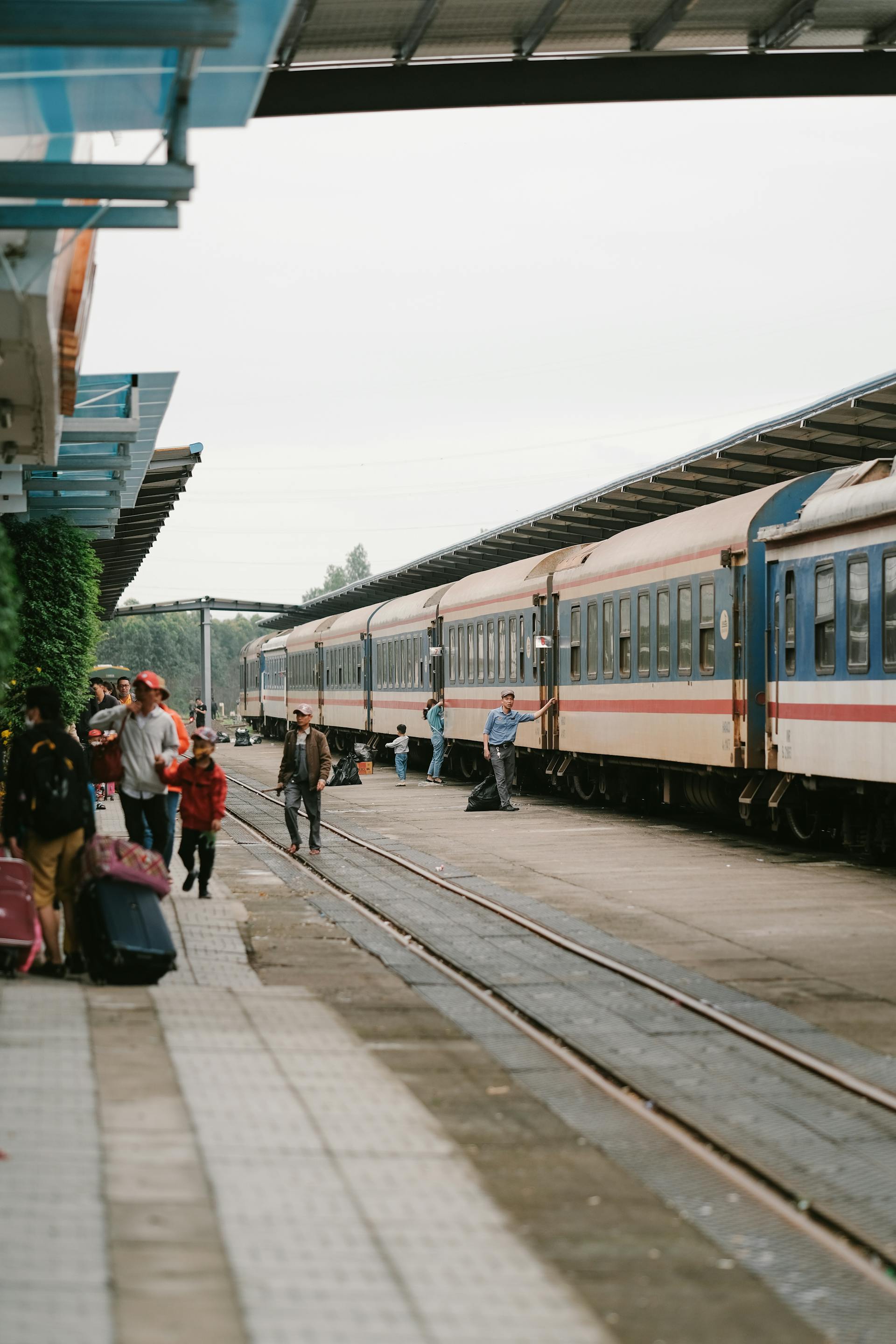 Tàu hỏa, train, Vietnam, đường ray, railway, ga xe lửa, train station, hành khách, passenger, nhân viên, staff - Pew Nguyen 2