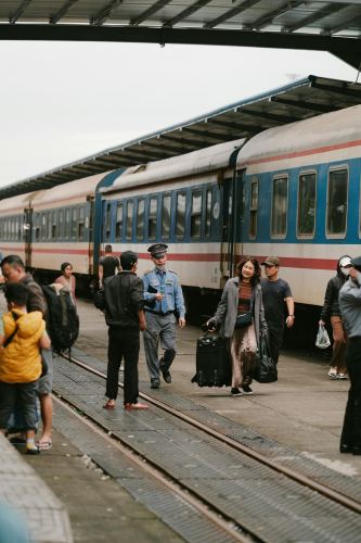 Tàu hỏa, train, Vietnam, đường ray, railway, ga xe lửa, train station, hành khách, passenger, nhân viên, staff - Pew Nguyen 1