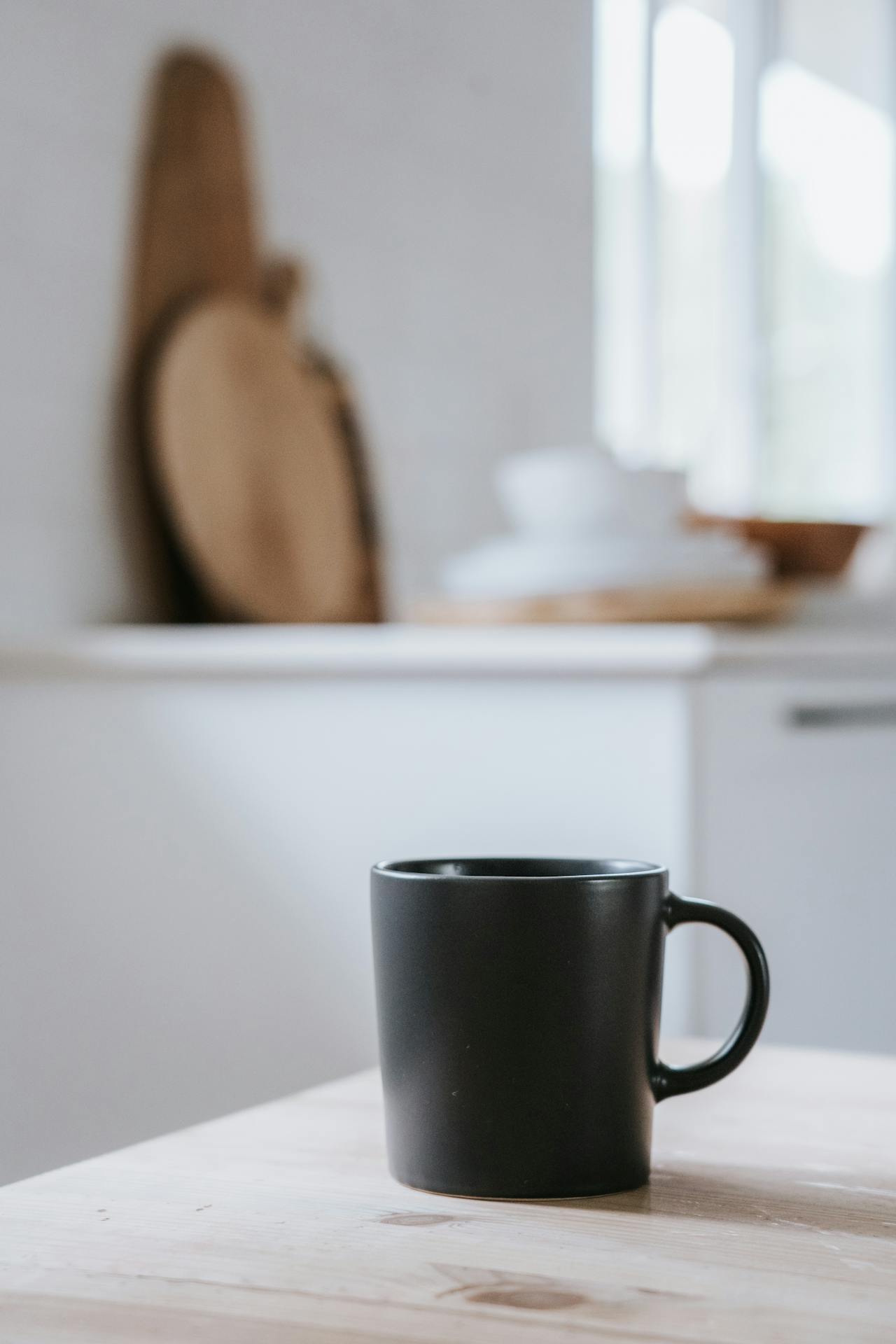 Cốc sứ, ceramic mug, đen, black, minimalism, tối giản- Anna Nekrashevich 1