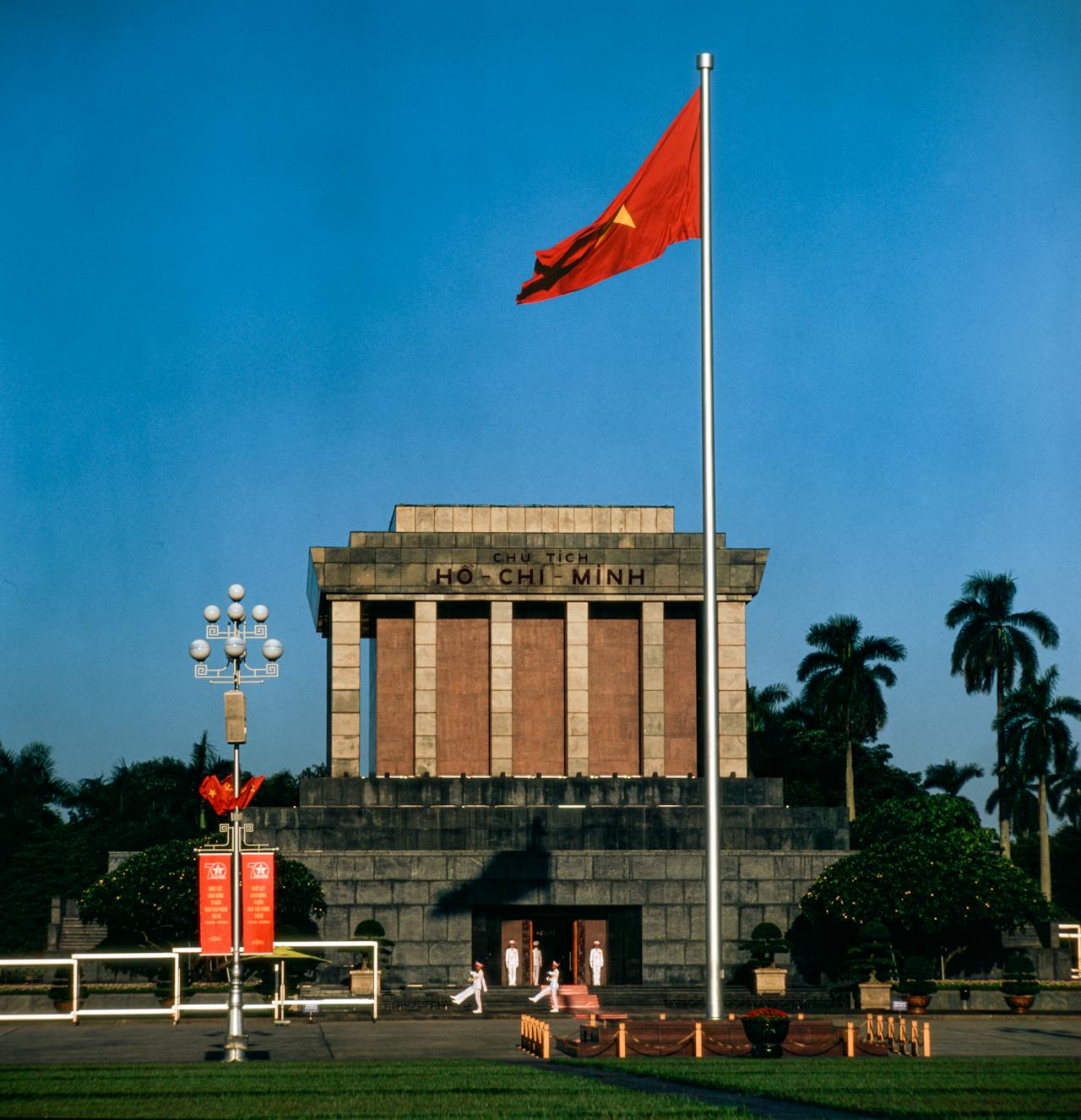 Lăng bác, mausoleum, quốc kỳ vietnam, flag, hà nội, hanoi, quảng trường, square, di tích, heritage- Q. Hưng Phạm