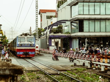 Tàu hỏa, train, Vietnam, đường ray, railway, xe máy, motorbike, nhà, house, giao thông, traffic - Quan TRAN