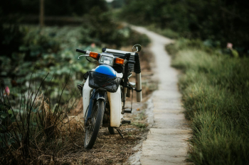 Xe máy, motorbike, Việt Nam, đồng cỏ, grassland, đường đất, dirt road, thiên nhiên - Thanh Nguyễn