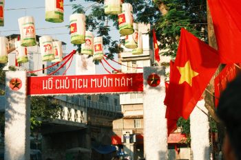Lá cờ Việt nam, flag, Hà Nội, khung cảnh Việt, góc hẻm Hà Nội, đèn lồng, lantern, alley corner, Việt Nam- Thuan Pham