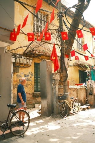 Lá cờ Việt nam, flag, Hà Nội, khung cảnh Việt, góc hẻm Hà Nội, Hanoi streets, alley corner, Việt Nam - Thuan Pham 2
