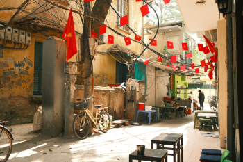Lá cờ Việt nam, flag, Hà Nội, khung cảnh Việt, góc hẻm Hà Nội, Hanoi streets, alley corner, Việt Nam - Thuan Pham 1