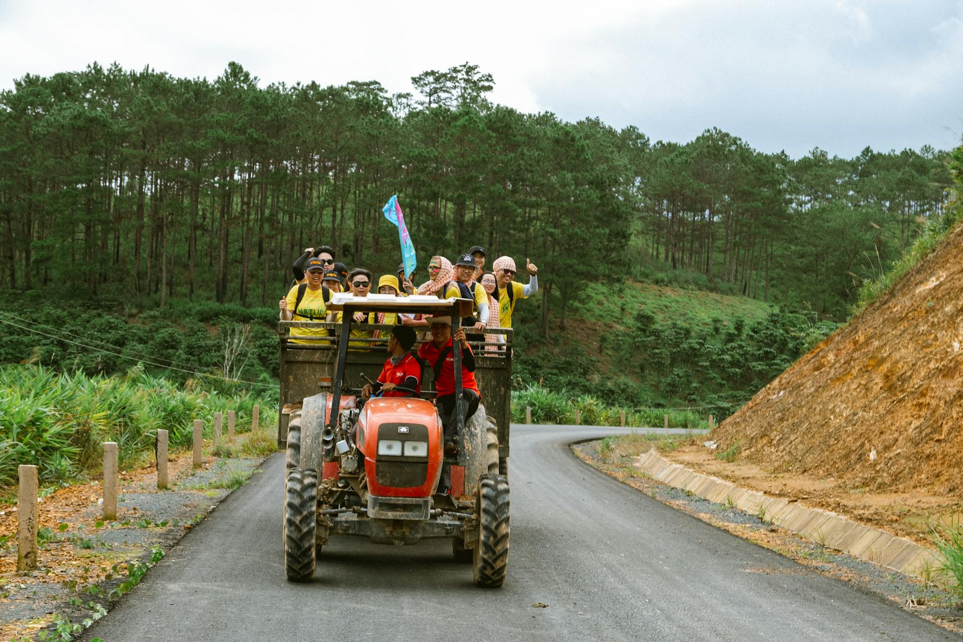 Máy kéo, tractor, đường mòn, trail, rừng, forest, thiên nhiên, nature, ngoài trời, outdoor, du lịch, travel - Vietnam Tri Duong Photographer 1