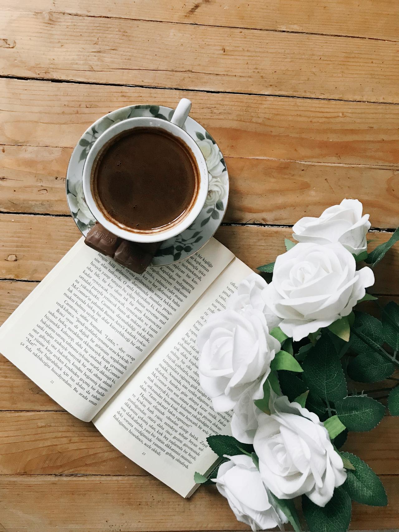 Coffee, cà phê, glass mug, cốc thủy tinh, book, sách, rose, hoa hồng, bed, giường - Tuğçe Gül