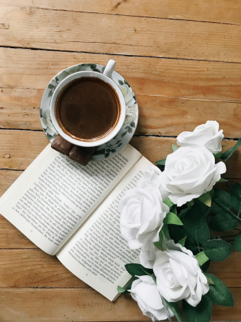 Coffee, cà phê, glass mug, cốc thủy tinh, book, sách, rose, hoa hồng, bed, giường - Tuğçe Gül