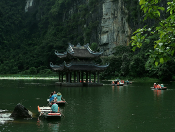 Tràng An, Trang An, Ninh Bình, nón lá, conical hat, áo phao, life vest, thiên nhiên, nature, núi đá, rock mountain, sông, river, thuyền, boat - Viett Anh