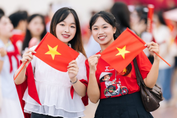 Học sinh, sinh viên, student, girl, friend,  lòng yêu nước, cờ đỏ, red flag - VINVIVU