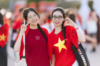 Học sinh, sinh viên, student, girl, friend,  lòng yêu nước, cờ đỏ, red flag - VINVIVU 1