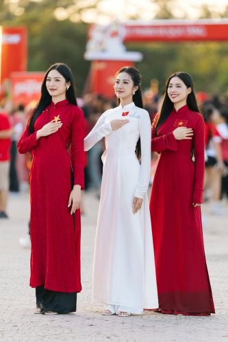 Thiếu nữ, young woman,  bạn bè, friend, girl, áo dài, vietnamese dress, patriotism, lòng yêu nước, cờ đỏ, red flag - VINVIVU 1