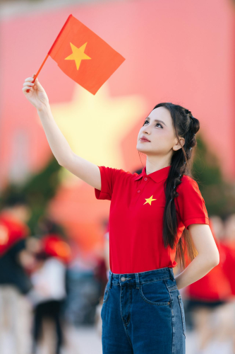 Thiếu nữ, young woman, cô gái, girl, áo việt nam, vietnamese T- shirt, patriotism, lòng yêu nước, cờ đỏ, red flag - VINVIVU 1