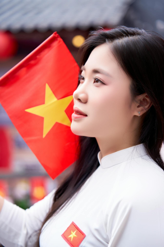 Thiếu nữ, young woman, cô gái, girl, áo dài, vietnamese dress, patriotism, lòng yêu nước, cờ đỏ, red flag - Toàn Văn