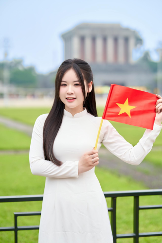 Thiếu nữ, young woman, cô gái, girl, áo dài, vietnamese dress, nón lá, conical hat, lá cờ, flag, lăng bác, mausoleum - Toàn Văn 8