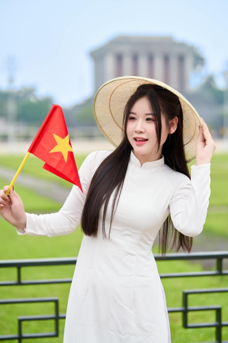 Thiếu nữ, young woman, cô gái, girl, áo dài, vietnamese dress, nón lá, conical hat, lá cờ, flag, lăng bác, mausoleum - Toàn Văn 7