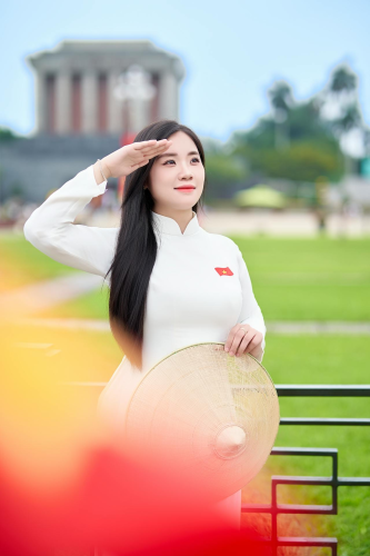 Thiếu nữ, young woman, cô gái, girl, áo dài, vietnamese dress, nón lá, conical hat, lá cờ, flag, lăng bác, mausoleum - Toàn Văn 6