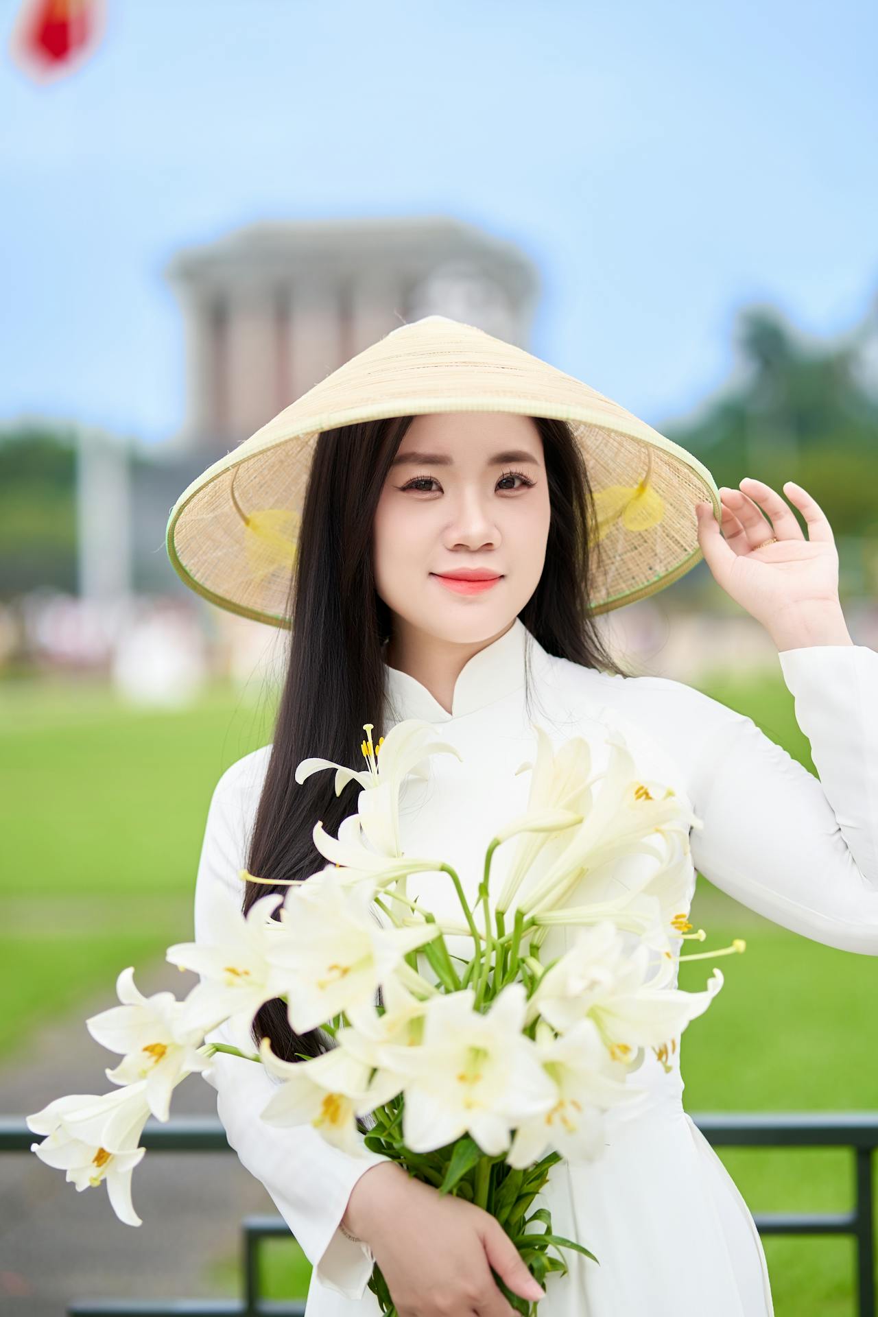 Thiếu nữ, young woman, cô gái, girl, áo dài, vietnamese dress, nón lá, conical hat, hoa ly, lăng bác, mausoleum - Toàn Văn