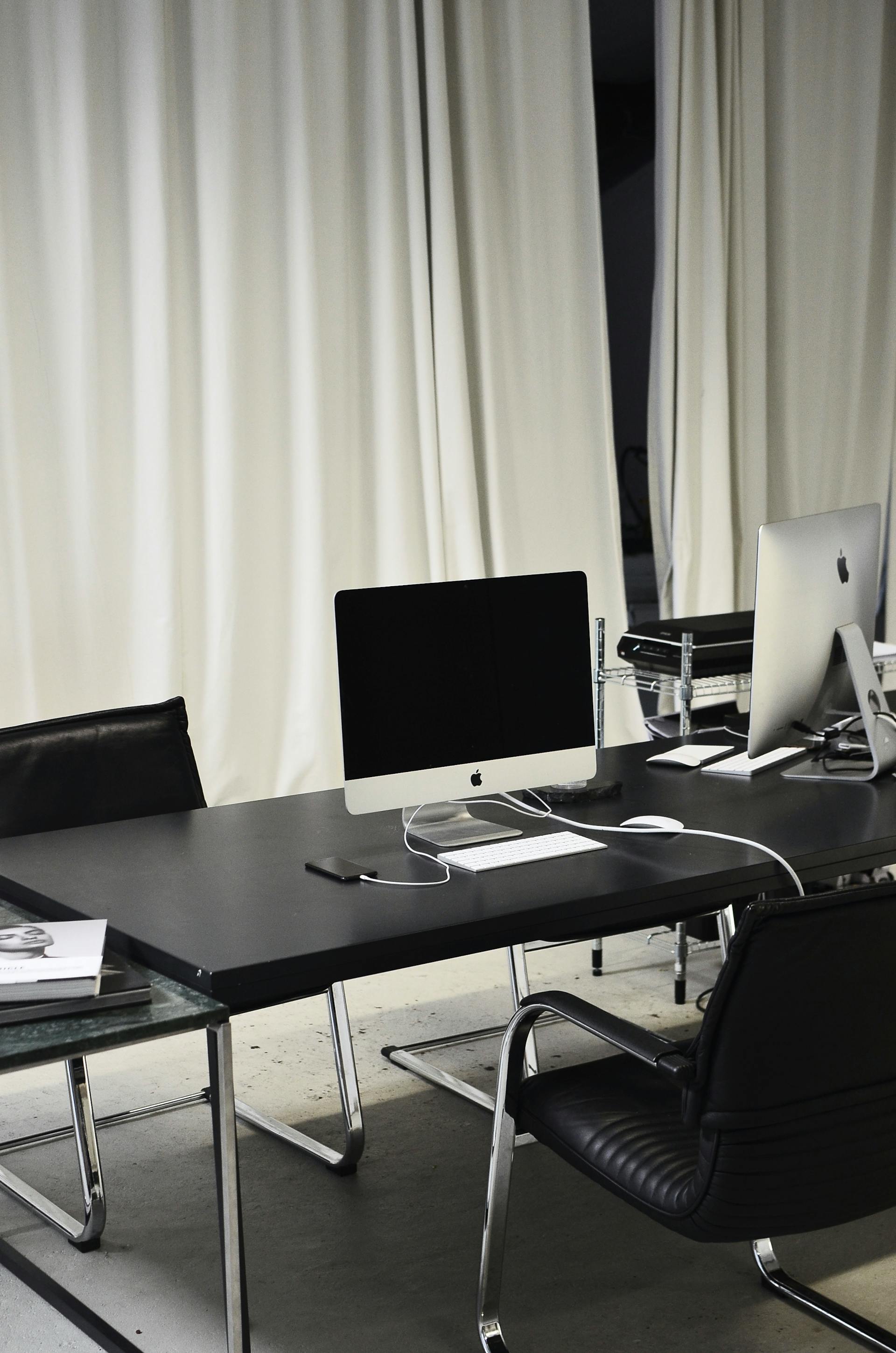 Văn phòng, office, bàn làm việc, phòng làm việc, bàn, desk, tài liệu, folder, laptop, máy tính - Skylar Kang