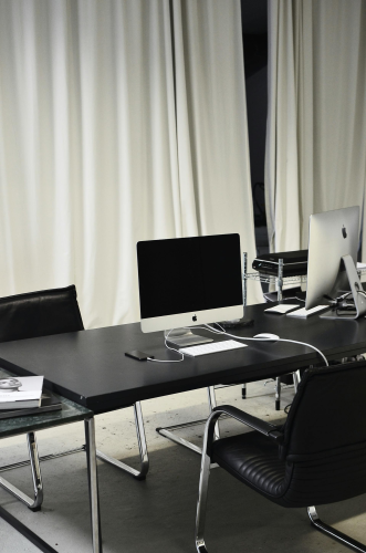 Văn phòng, office, bàn làm việc, phòng làm việc, bàn, desk, tài liệu, folder, laptop, máy tính - Skylar Kang