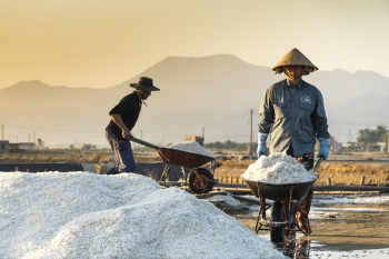 Làm muối, làng muối, người dân, salt making, salt village, people- Quangpraha