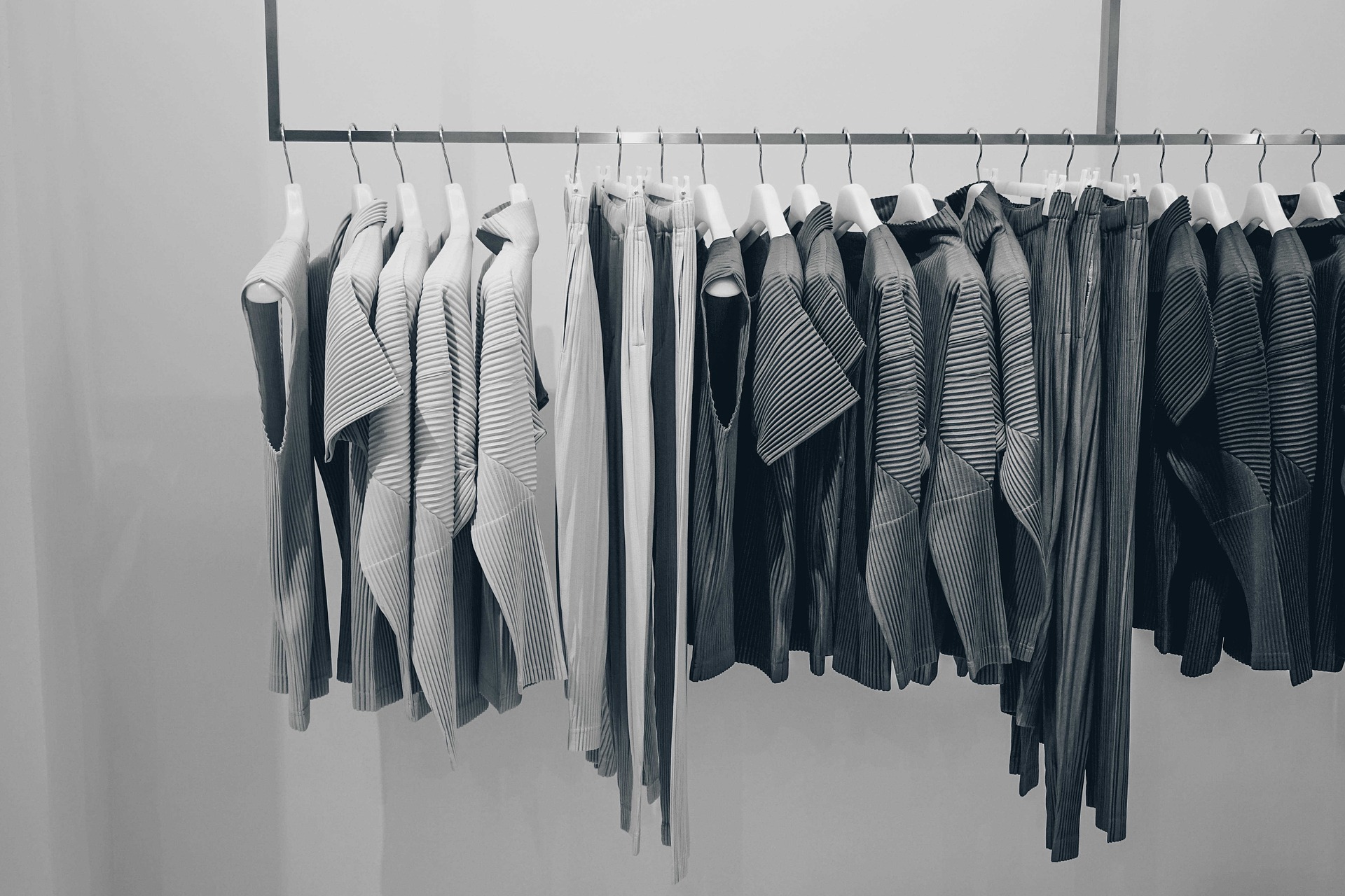 Clothes, quần áo, hanger, móc treo, shopping, mua sắm, boutique, cửa hàng - StockSnap