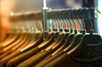 Clothes, quần áo, hanger, móc treo, shopping, mua sắm, boutique, cửa hàng - Pexels 1