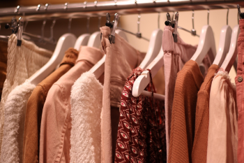Clothes, quần áo, hanger, móc treo, shopping, mua sắm, boutique, cửa hàng - OrnaW
