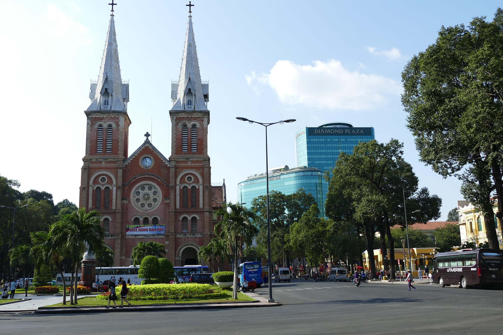 Nhà thờ Đức Bà, tòa nhà, building, quốc kỳ, Việt Nam, thành phố, city, Hồ Chí Minh, đường phố,  street - falco