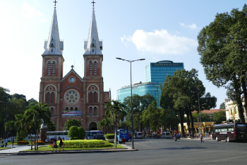 Nhà thờ Đức Bà, tòa nhà, building, quốc kỳ, Việt Nam, thành phố, city, Hồ Chí Minh, đường phố,  street - falco