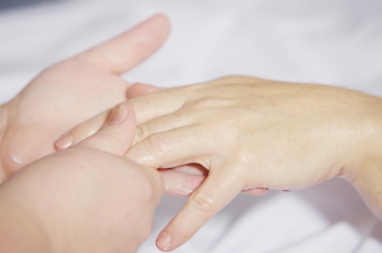 Massage tay, hand massage, palm therapy, liệu pháp lòng bàn tay, reflexology, bấm huyệt, relaxation, thư giãn, wellness, sức khỏe - andreas160578 1