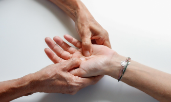 Massage tay, hand massage, palm therapy, liệu pháp lòng bàn tay, reflexology, bấm huyệt, relaxation, thư giãn, wellness, sức khỏe - Maryseh