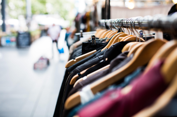 Clothes, quần áo, hanger, móc treo, shopping, mua sắm, boutique, cửa hàng - Pexels