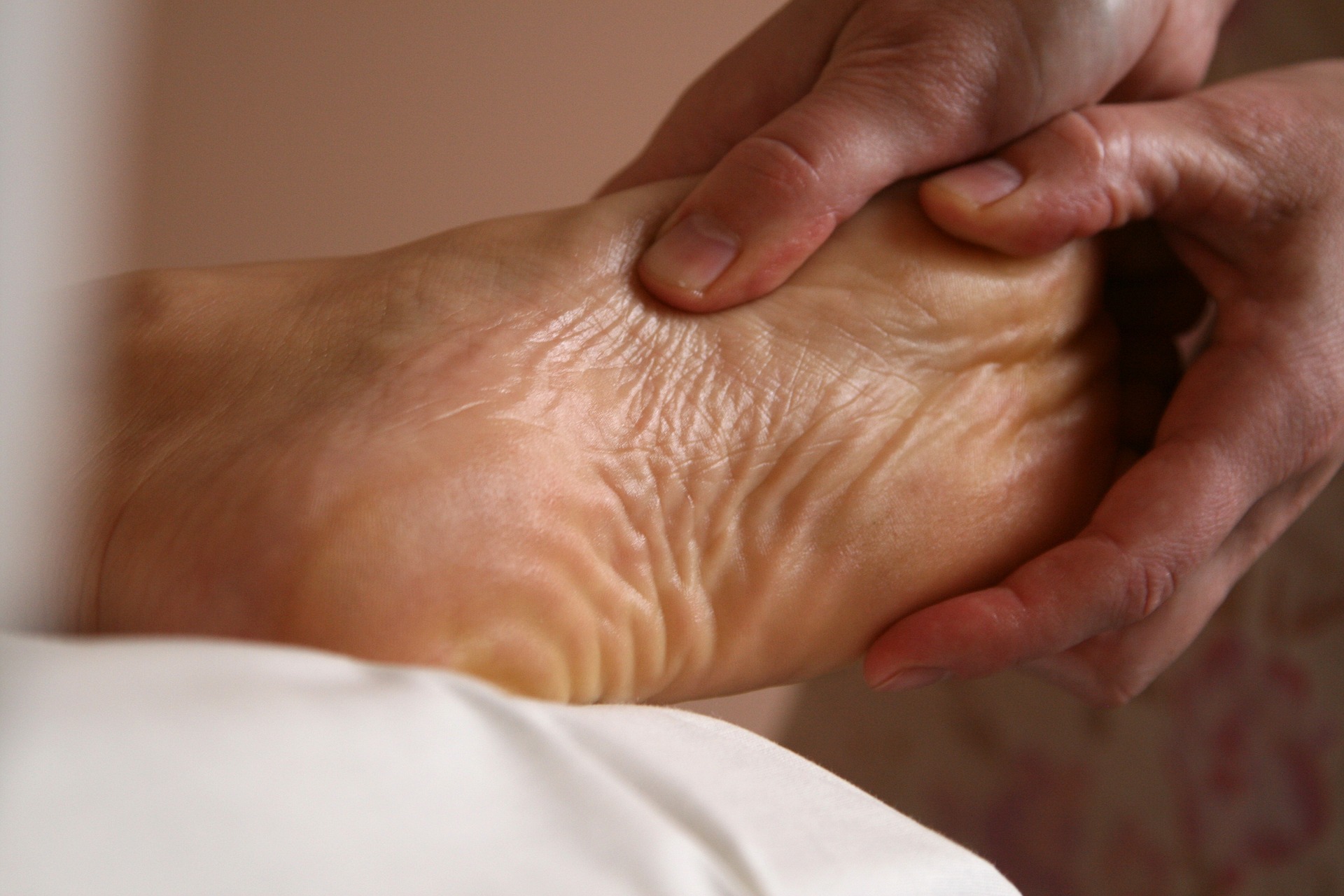 Massage chân, foot massage, liệu pháp lòng bàn chân, reflexology, bấm huyệt, relaxation, thư giãn, wellness, sức khỏe- QiTantra