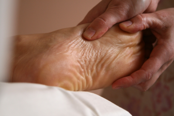 Massage chân, foot massage, liệu pháp lòng bàn chân, reflexology, bấm huyệt, relaxation, thư giãn, wellness, sức khỏe- QiTantra