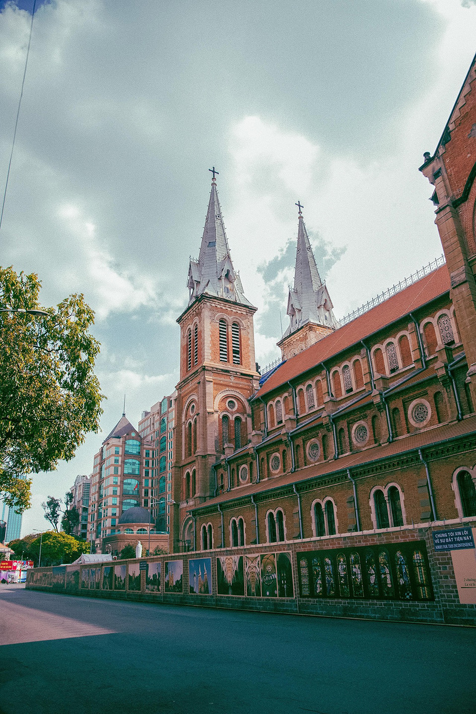 Nhà thờ Đức Bà, tòa nhà, building, quốc kỳ, Việt Nam, thành phố, city, Hồ Chí Minh, đường phố,  street- Vien_beos 2