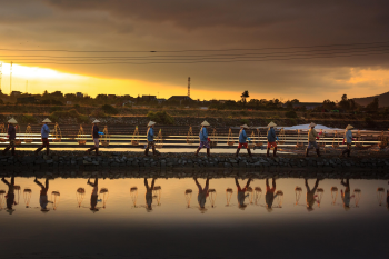 Làm muối, làng muối, người dân, salt making, salt village, people- Quangpraha 1