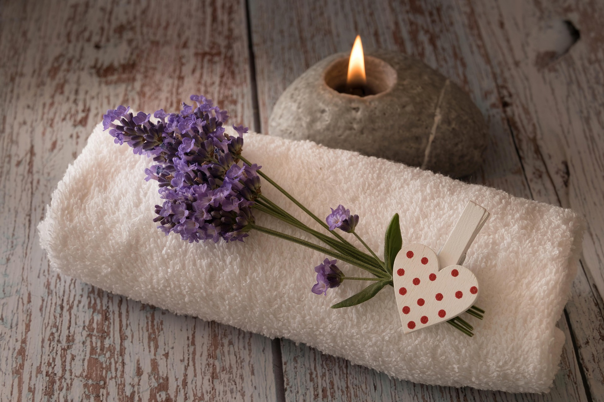 Scented candles, nến thơm, khăn tắm, lavender, relaxation, thư giãn, wellness, sức khỏe  -  guvo59