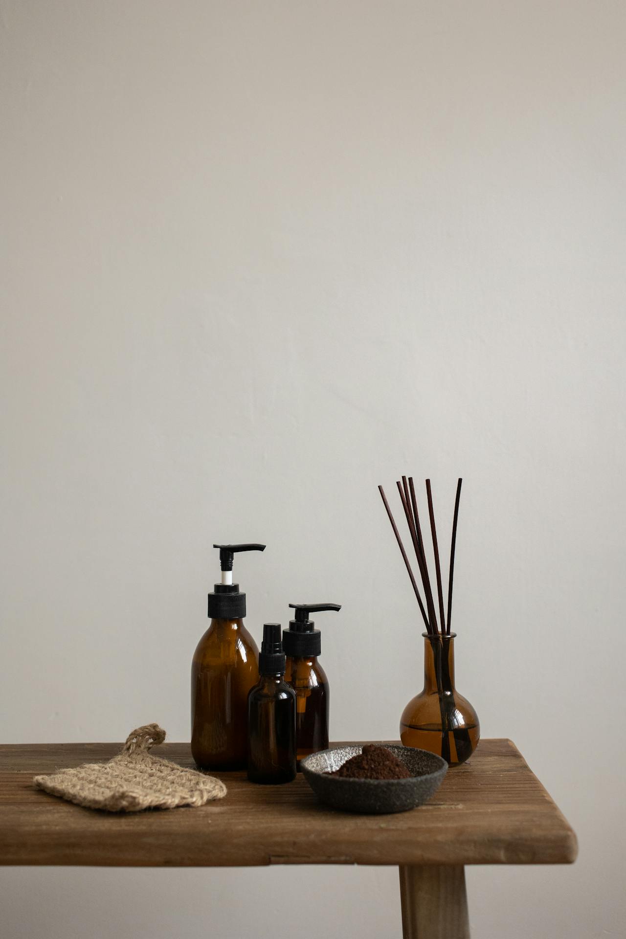 Chai hổ phách, amber bottle, cminimalist table, bàn gỗ, tối giản, aroma diffuser ,que hương thơm, natural skincare, beauty - KATRIN BOLOVTSOVA