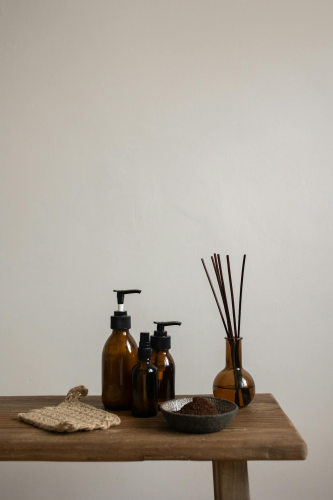 Chai hổ phách, amber bottle, cminimalist table, bàn gỗ, tối giản, aroma diffuser ,que hương thơm, natural skincare, beauty - KATRIN BOLOVTSOVA