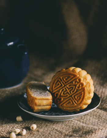 Tết trung thu, mooncake festival, mooncake, bánh trung thu, traditional cake, bánh truyền thống, festive food, món ăn lễ hội, sweet filling, nhân ngọt - Hạnh Nguyễn