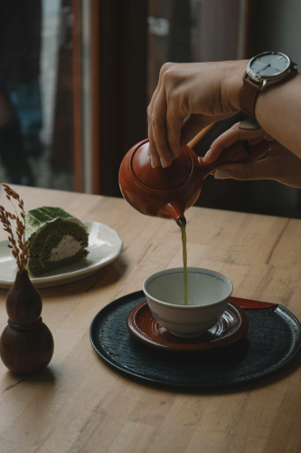Rót trà, tea pouring, green tea, trà xanh, tea cups, chén trà, wooden table, bàn gỗ, tea culture, văn hóa trà - Marina Endzhirgli