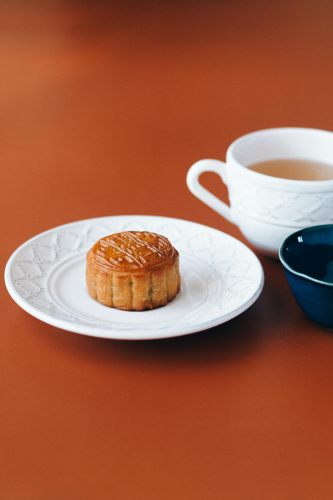 Tết trung thu, mooncake festival, tea pot, ấm trà, tea cup, bánh trung thu, chén trà, golden spoon, thìa vàng, traditional dessert, bánh truyền thống - Nataliya Vaitkevich 1